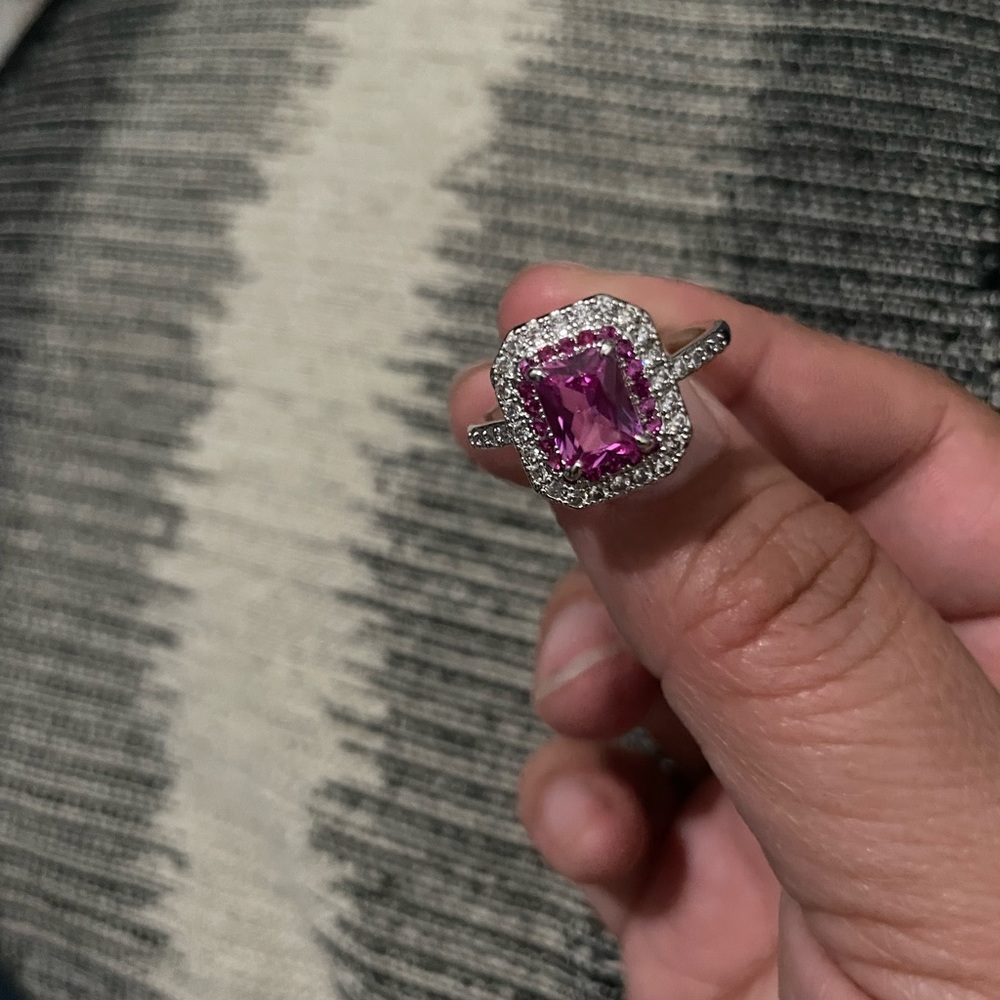 BP Ring brand new  “What a Stunner” Information of the Ring on the slides Size 9